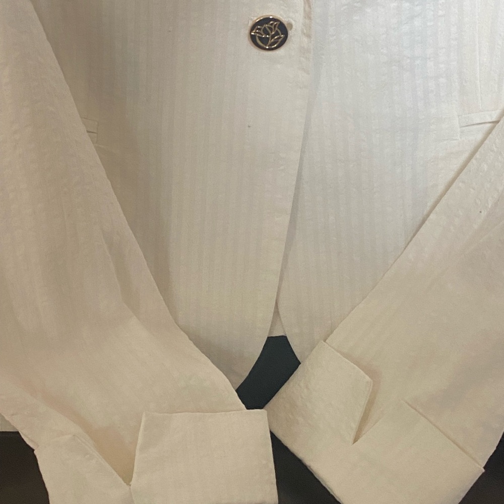 Draper James Cream Blazer with Notched Lapel and Tailored Fit - Picture 3 of 4